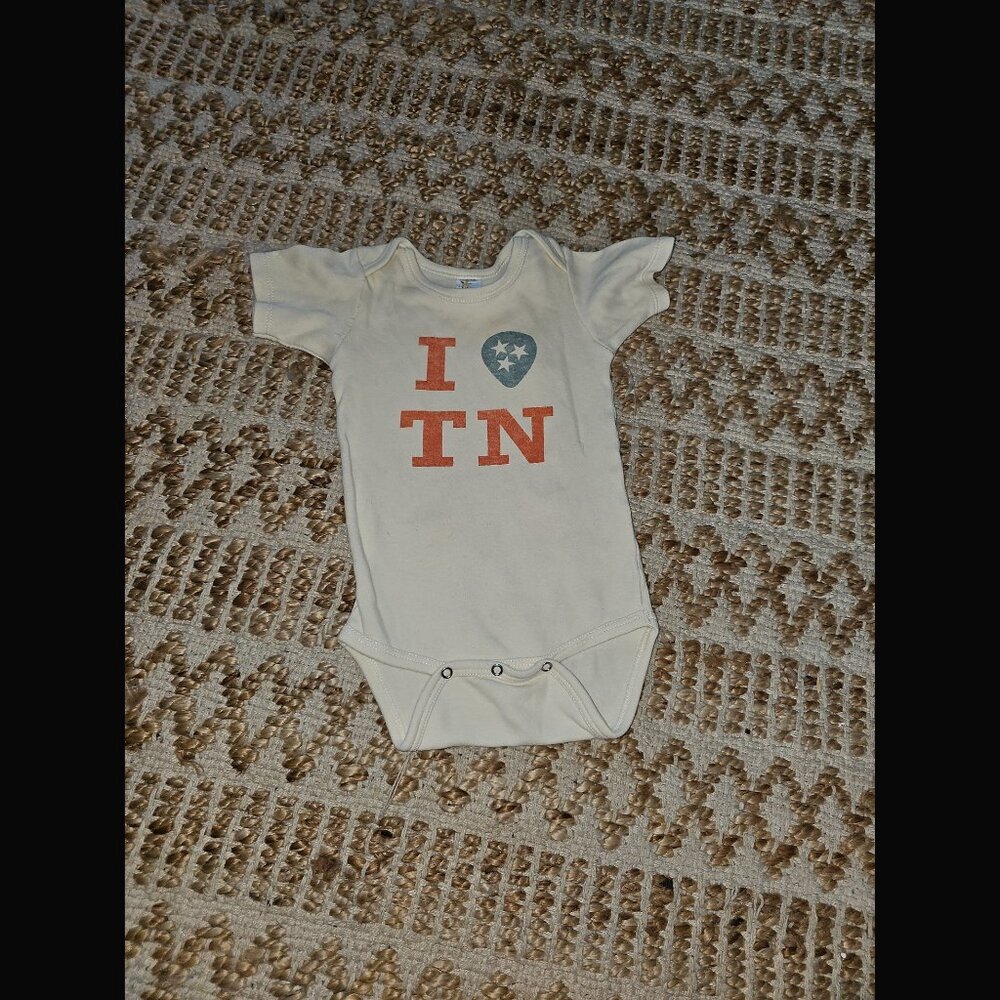 Laughing Giraffe I ❤️ TN Print Onesie 6-12 MONTHS